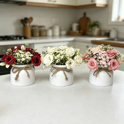 Lebensechter Blumenstrauß in dekorativem Topf für die wohnkultur