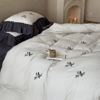 Wendbarer Duvetbezug im Landhausstil mit kontrastierendem Volant und feiner Zweigstickerei