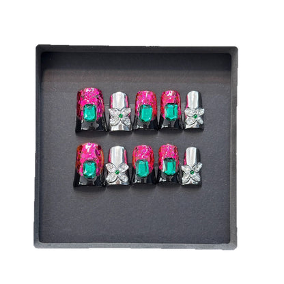 Glamouröses Press-On Nageldesign mit Juwelenelementen Brehn