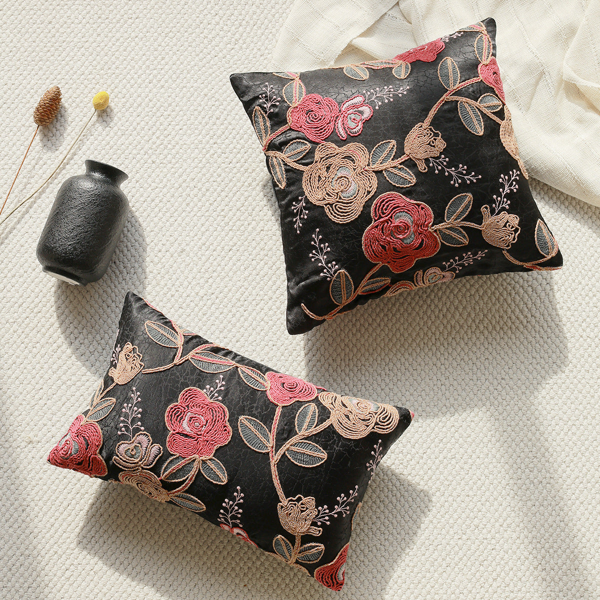 Exquisites Dekorationskissen mit floralem Stickdesign