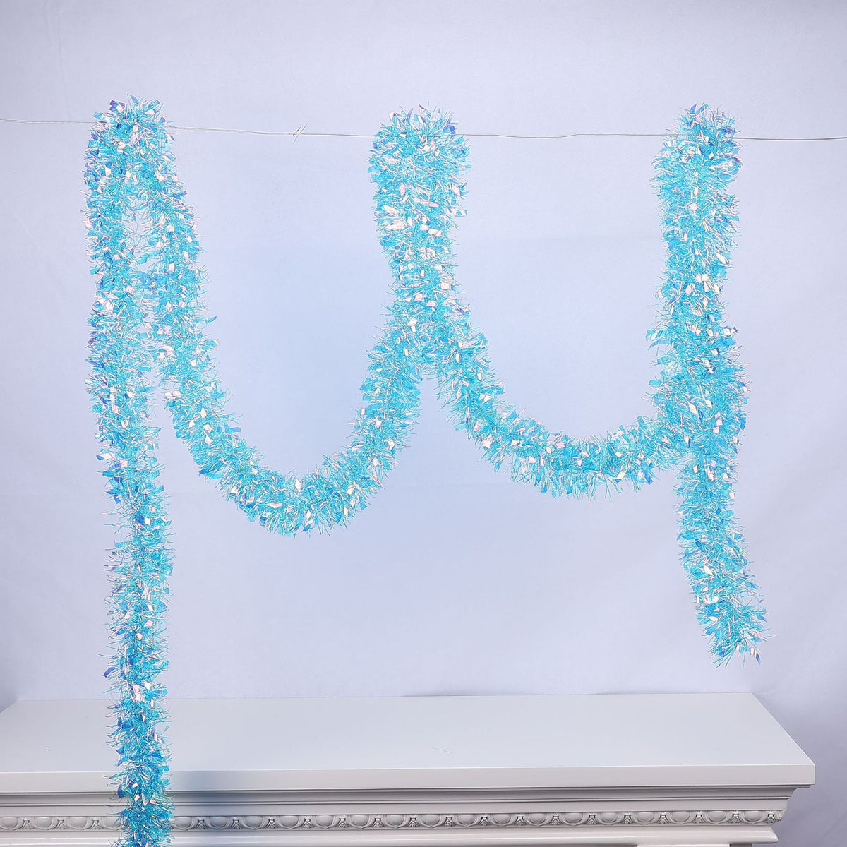 Glitzernde Weihnachtsgirlande mit Schneeflockenmotiven