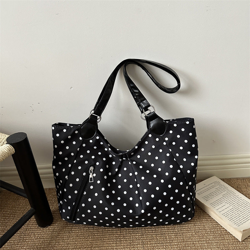 Stylische gepunktete Schultertasche