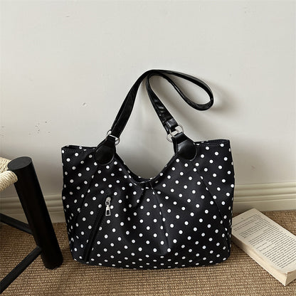 Stylische gepunktete Schultertasche