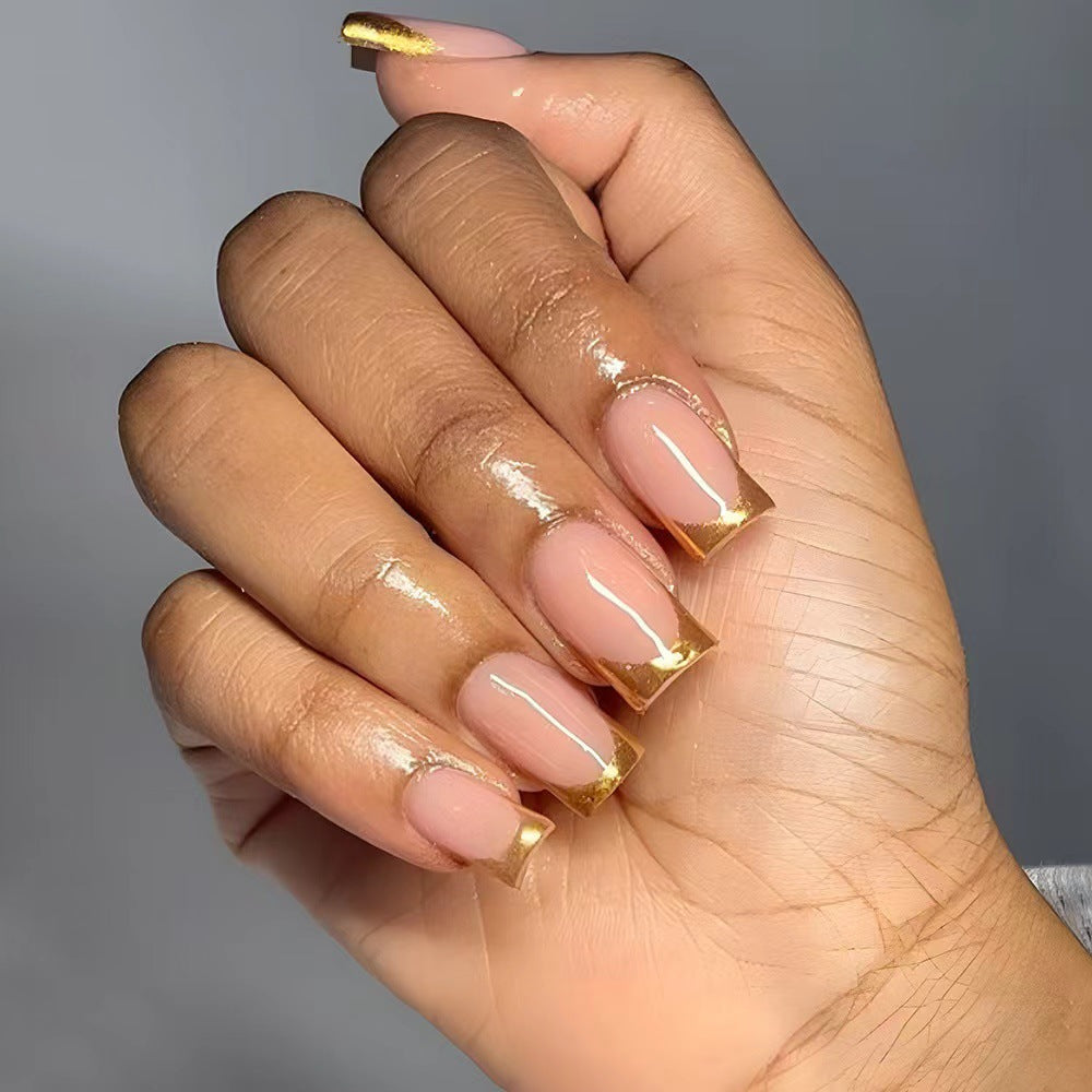 Elegante Kunstnägel mit Goldakzenten Brehn