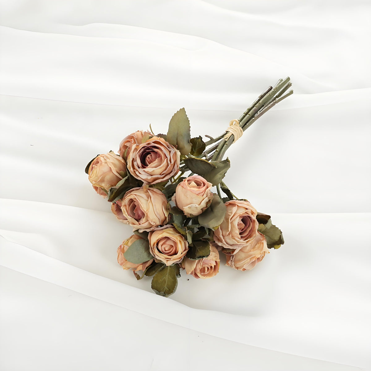 Realistischer künstlicher Rosenstrauß