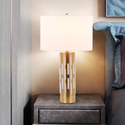 Elegante dekorative Tischlampe mit geometrischem Sockel