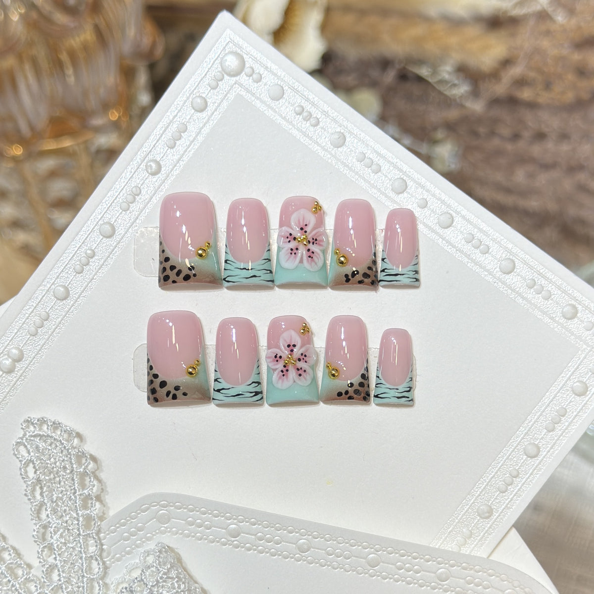 Künstlerisches Press-On-Nagel-Set mit floralem und gemustertem Design Brehn