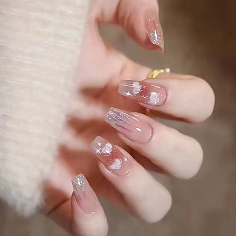 Kunstvolle Nagelkunst mit Wolken-Design Brehn