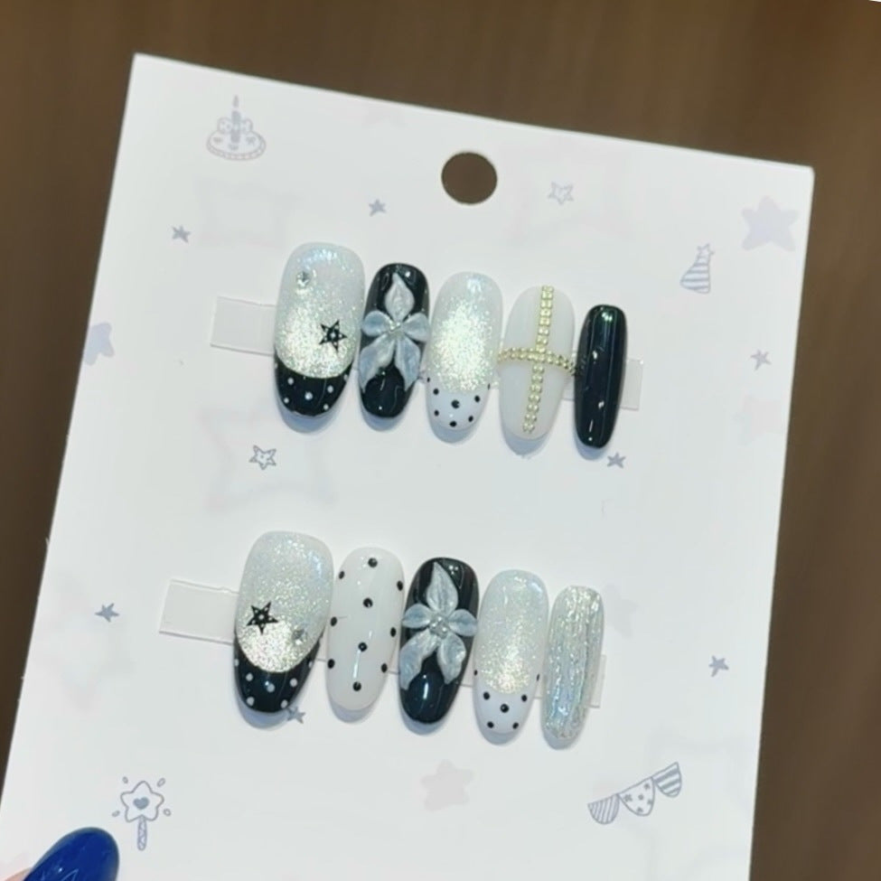 Glamouröse Kunstnagelspitzen mit Floralen Akzenten Brehn