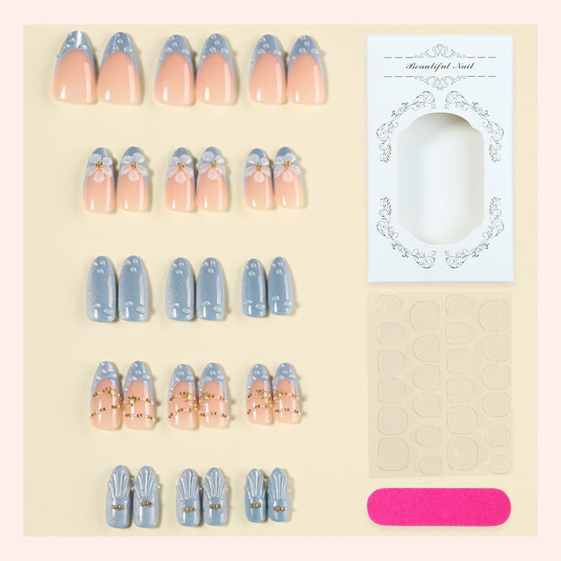 Kreatives Kunstnagelset mit eleganten Blüten- und Glitzerakzenten Brehn