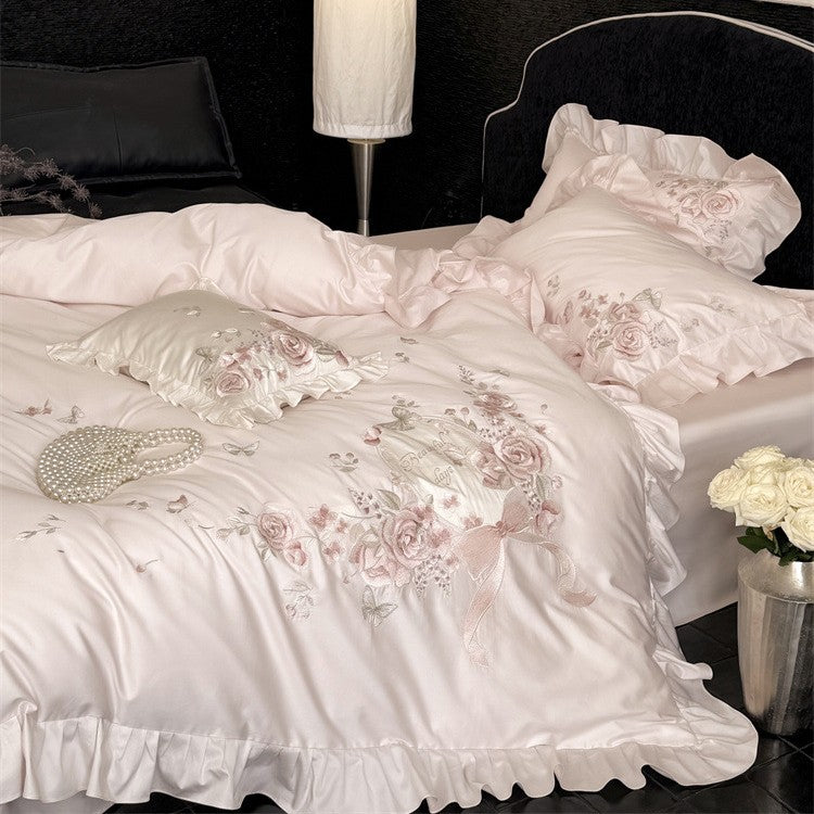 Luxuriöse Satin-Bettwäschegarnitur mit floraler Stickerei, Rüschenrand und seidig-mattem Finish Brehn
