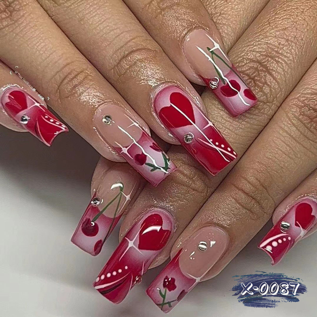 Künstlerisches Herz- und Kirsch-Nagelkunstdesign