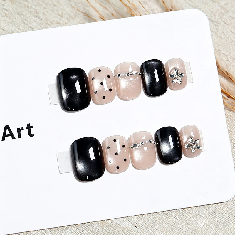 Kunstnagelset mit glamourösen Akzenten und zarten Designs Brehn