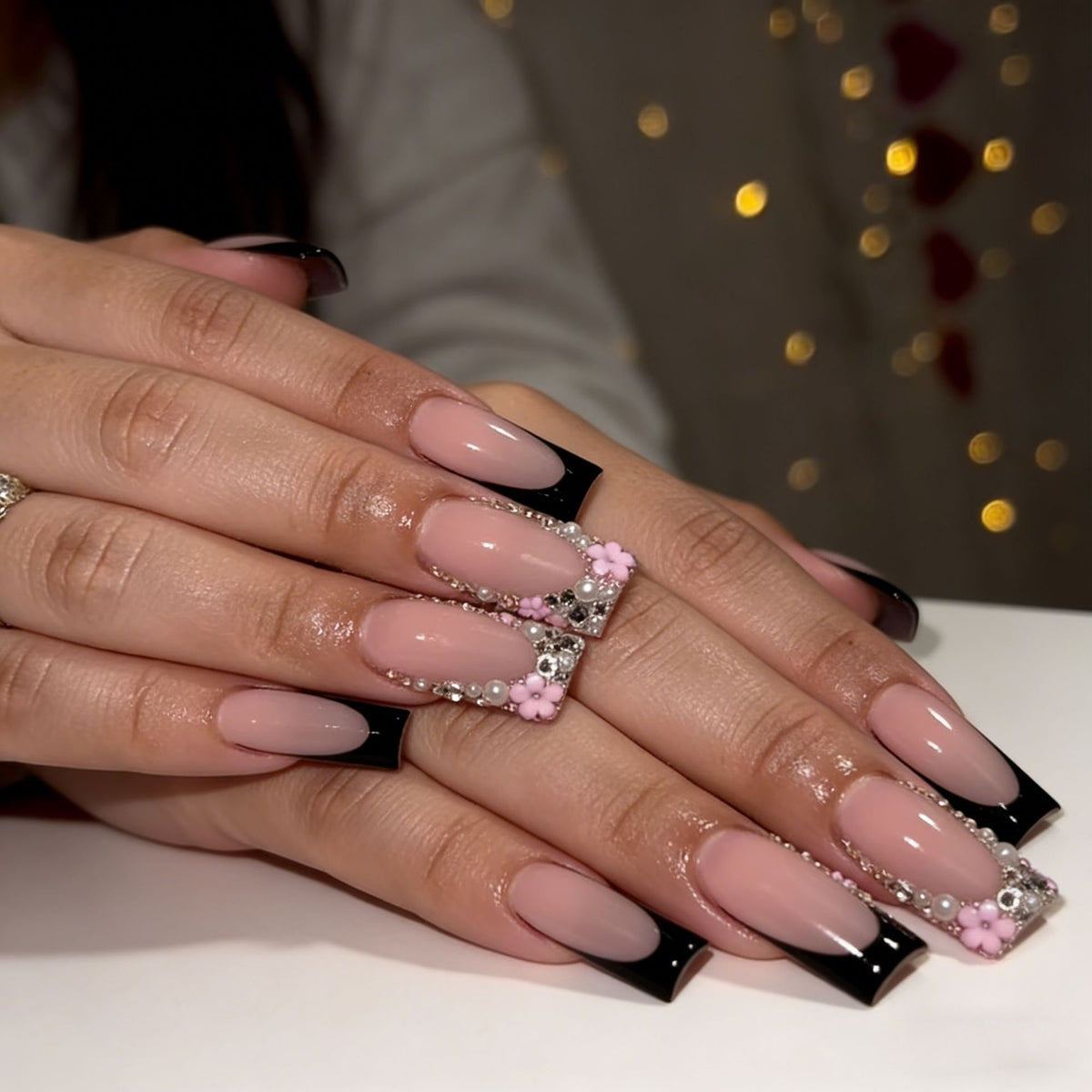 Elegante Stiletto Press-On Nagelkunst mit Strass-Akzenten Brehn