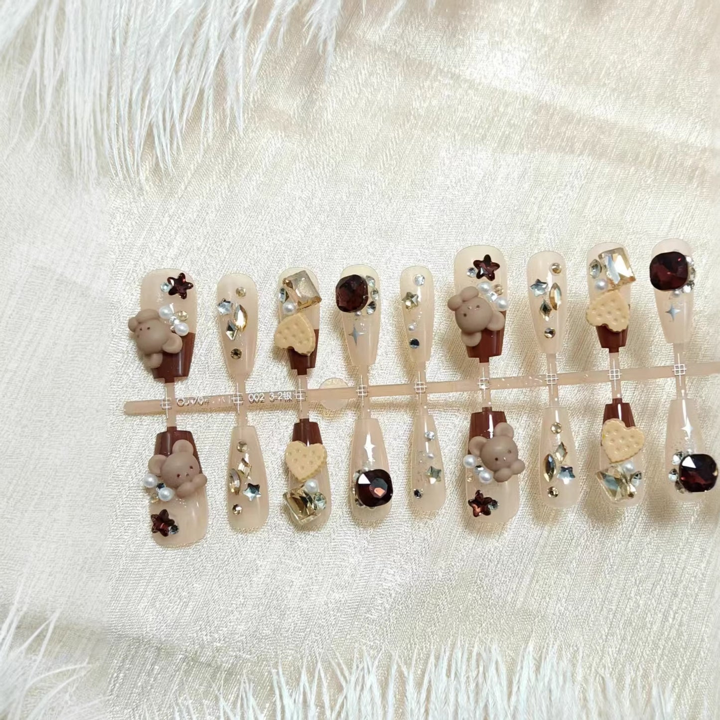Kreative Kunstnägel mit Tierischen Motiven und Glitzerakzenten Brehn