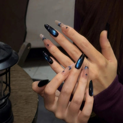 Elegante Stiletto-Nagelverlängerungen mit funkelnden Sternakzenten