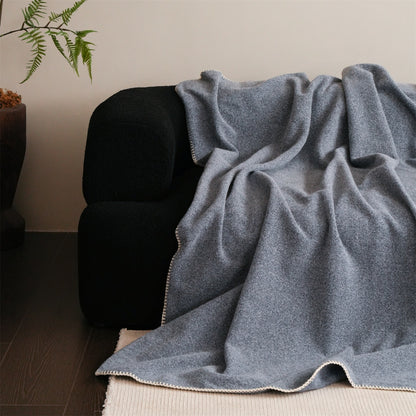 Premium-Wollplaid mit feiner Handstich-Kante und besonders weichem Fall