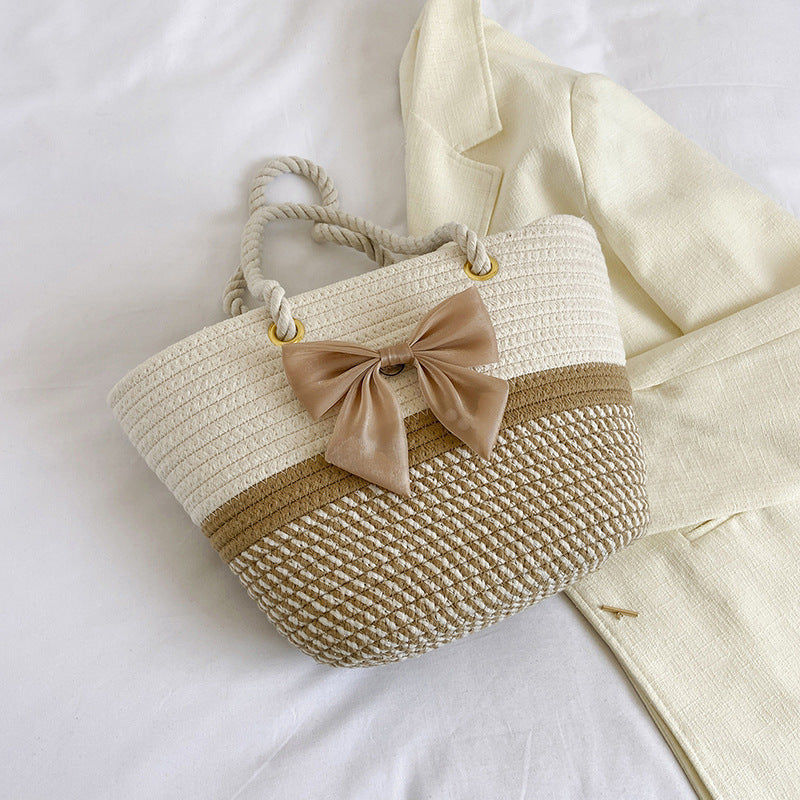 Handgefertigte Strohtasche mit floralem Detail Brehn