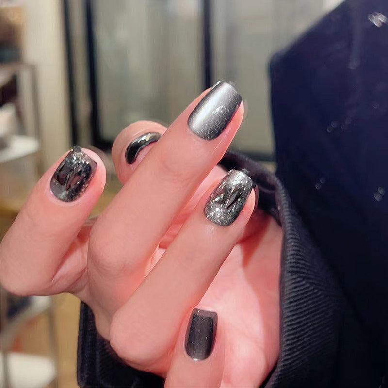 Kunstnägel mit trendigem Metallic-Design Brehn