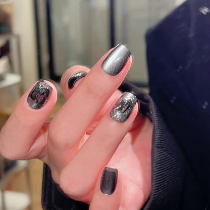 Kunstnägel mit trendigem Metallic-Design Brehn