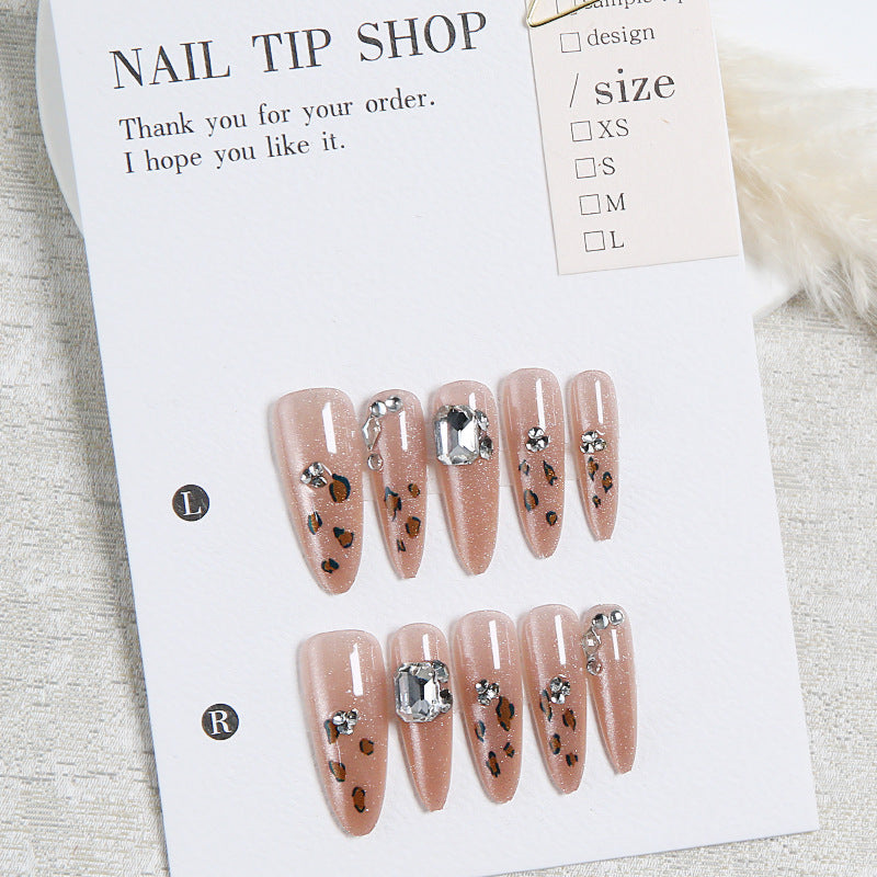 Glamouröses Kunstnagelset mit lustigem Leoparden-Muster und glitzernden Akzenten Brehn
