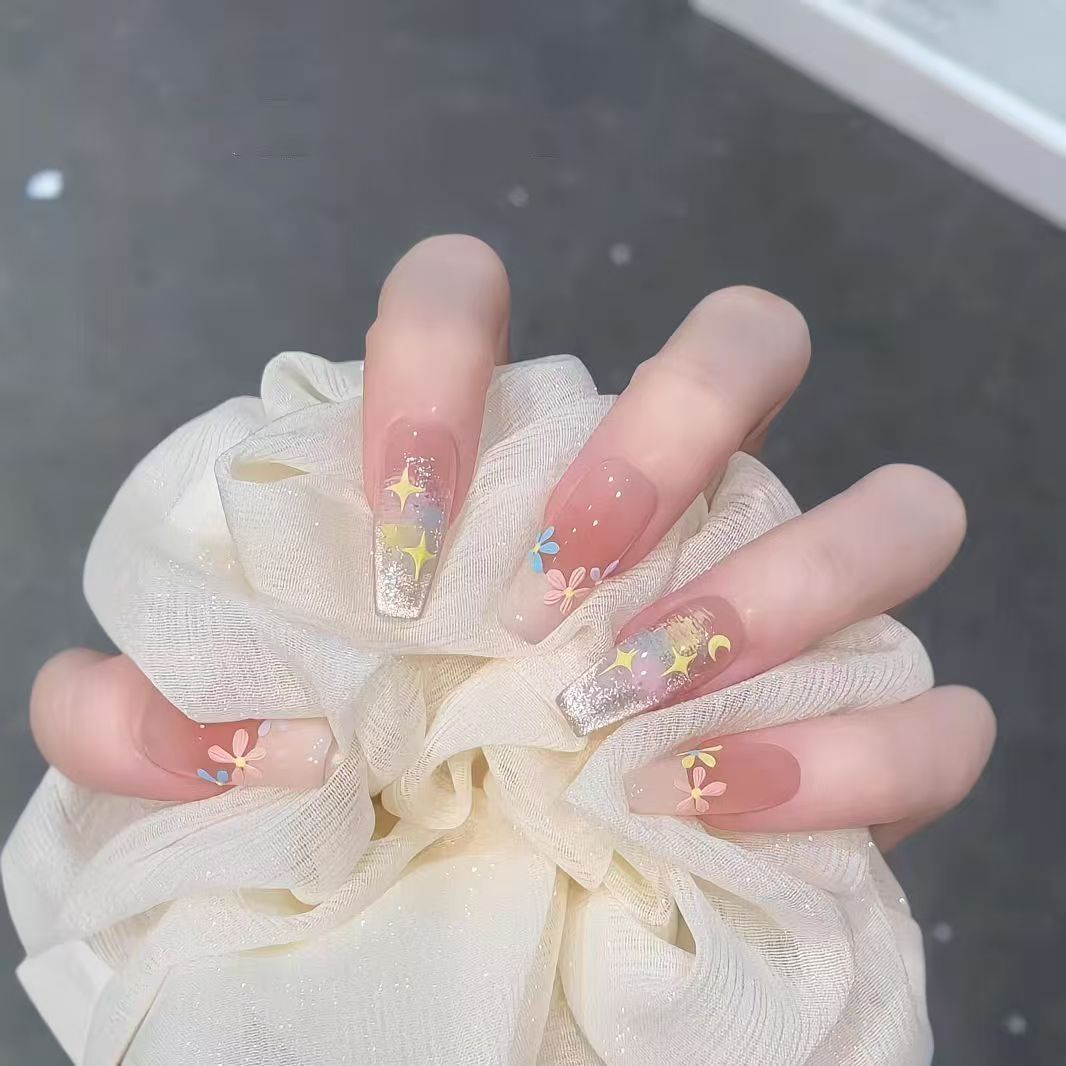 Dekorative Lange Stiletto Press-On Nägel mit Herz- und Blumenakzenten Brehn