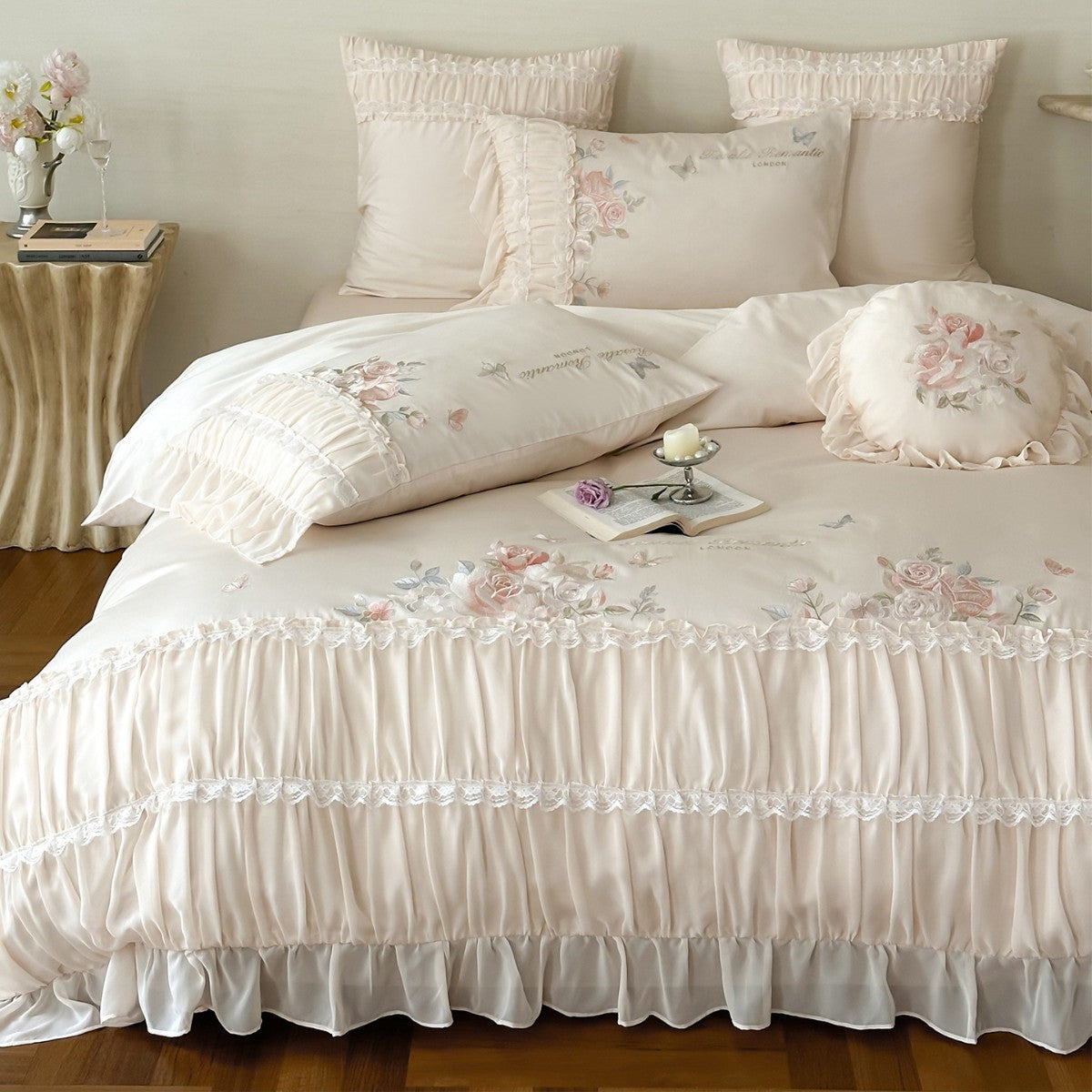 Rüschend Ornamentierte Rosen-Print Baumwollsatin Bettbezug & Kissenbezug Ensemble mit Rüschensaum-Style Bettrock