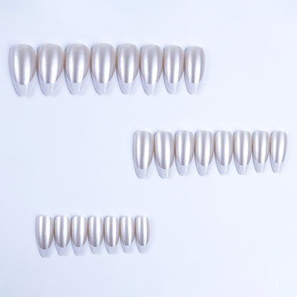 Kunstnägel mit elegantem französischem Design und Hochglanz-Finish Brehn