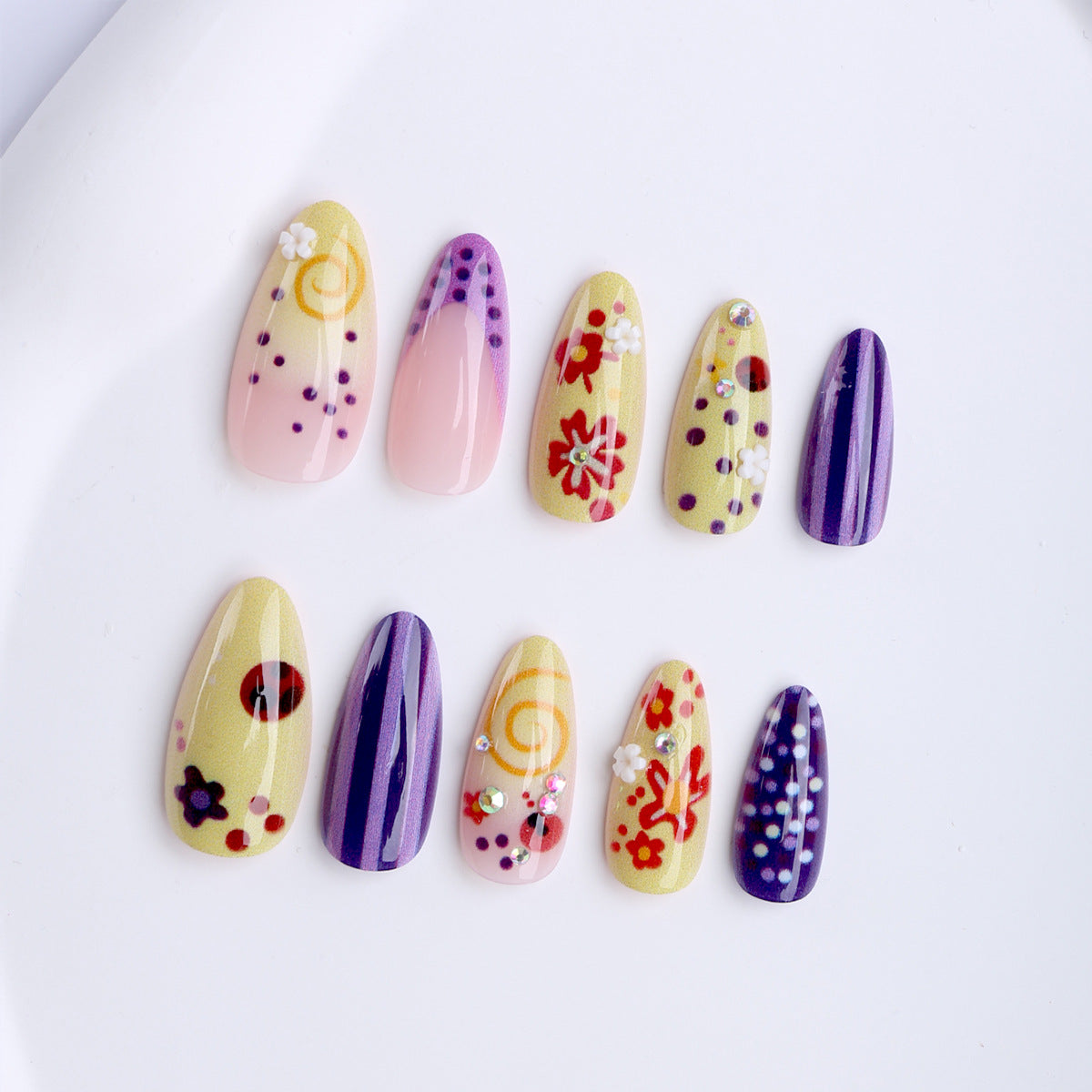 Künstliche Fingernägel mit Floralem und Geometrischem Design Brehn