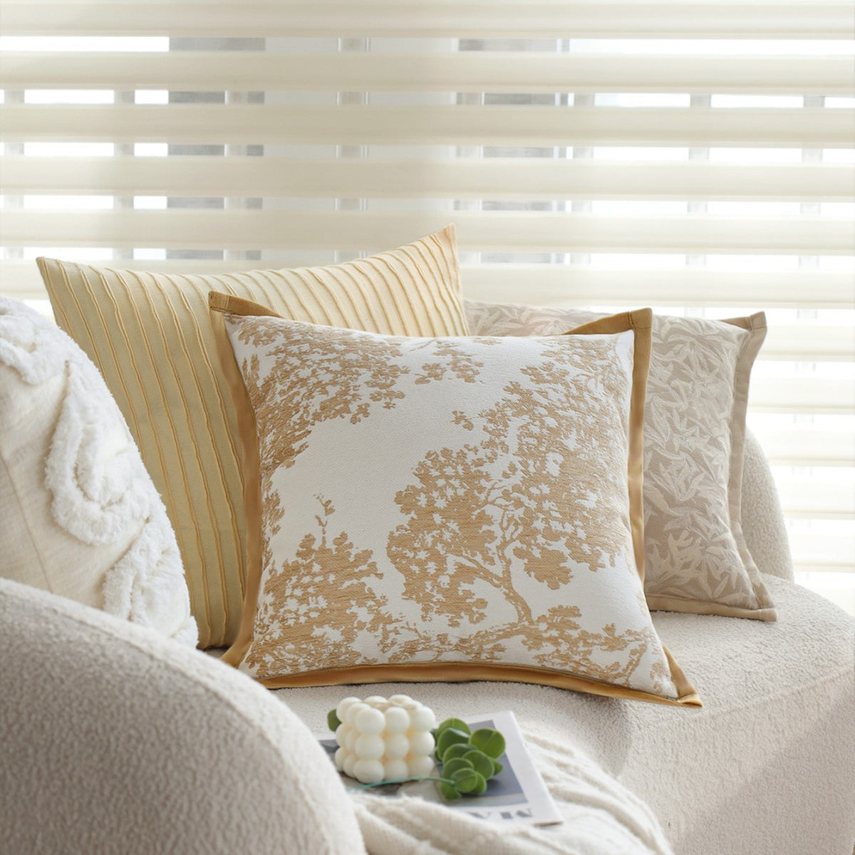 Quadratischer Zierkissenbezug mit feinem Jacquard‑Blattrelief, Paspelrand und pflegeleichtem Baumwoll‑Mix Brehn