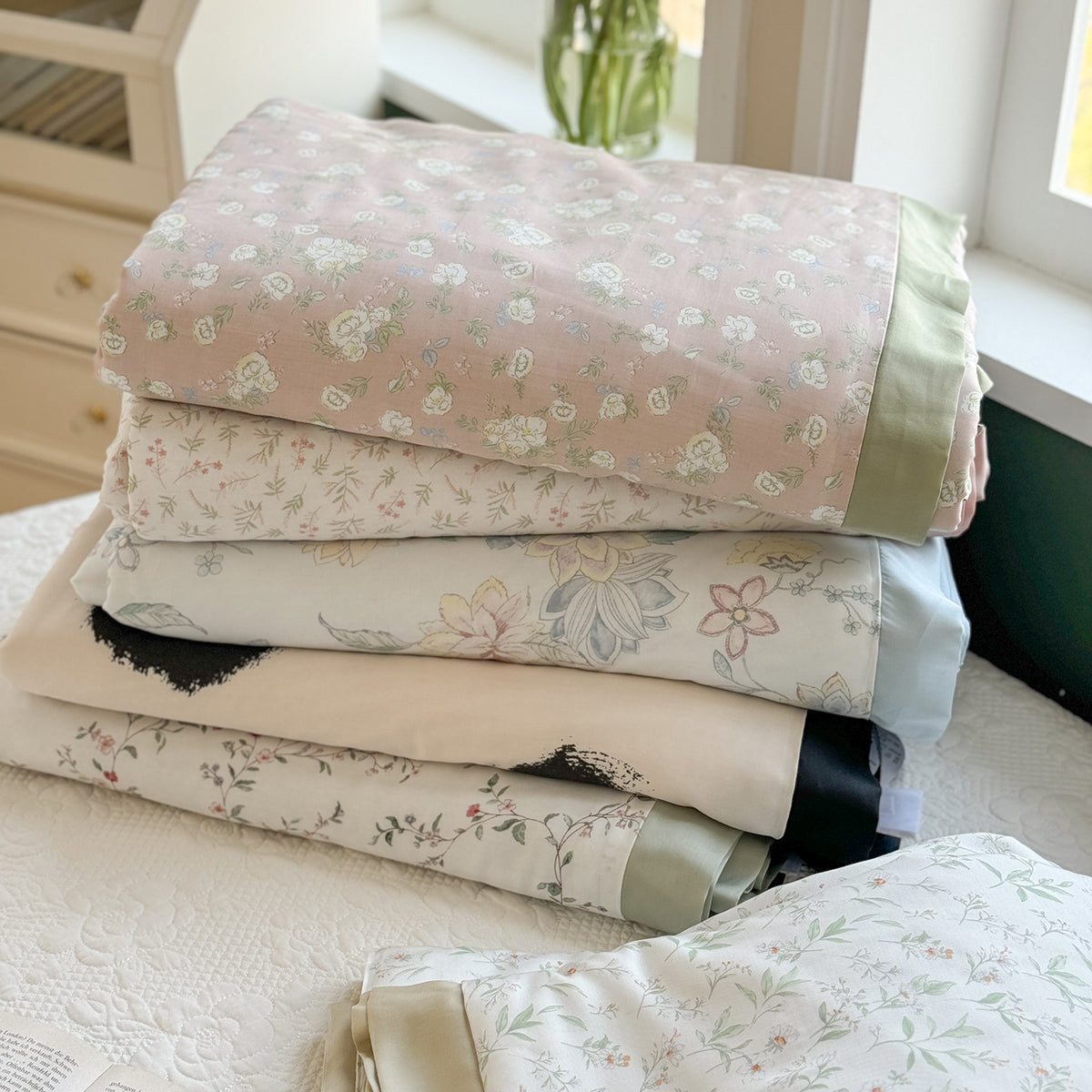 Geknöpftes Blumen-Rüsch-Bettüberwurf-Set mit wendbarem Leichtquilt und dekorativen Kissenbezügen