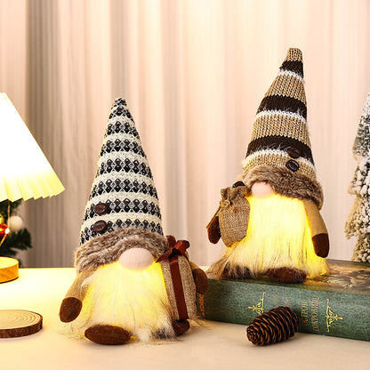 Dekorativer Weihnachtsgnom mit Geschenkpäckchen Brehn