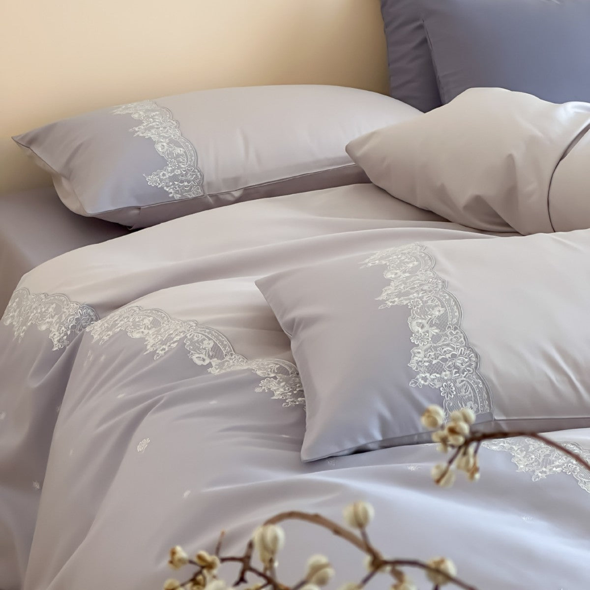Satin-Bettwäschegarnitur mit floraler Spitzenbordüre und extraweichem Mikrosatin