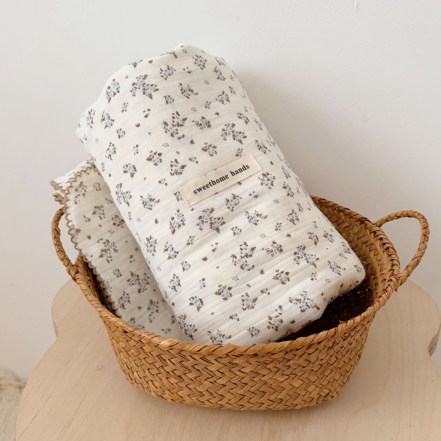 Unisex Musselin-Decke mit zartem Blumendesign und eleganten Rüschen Brehn