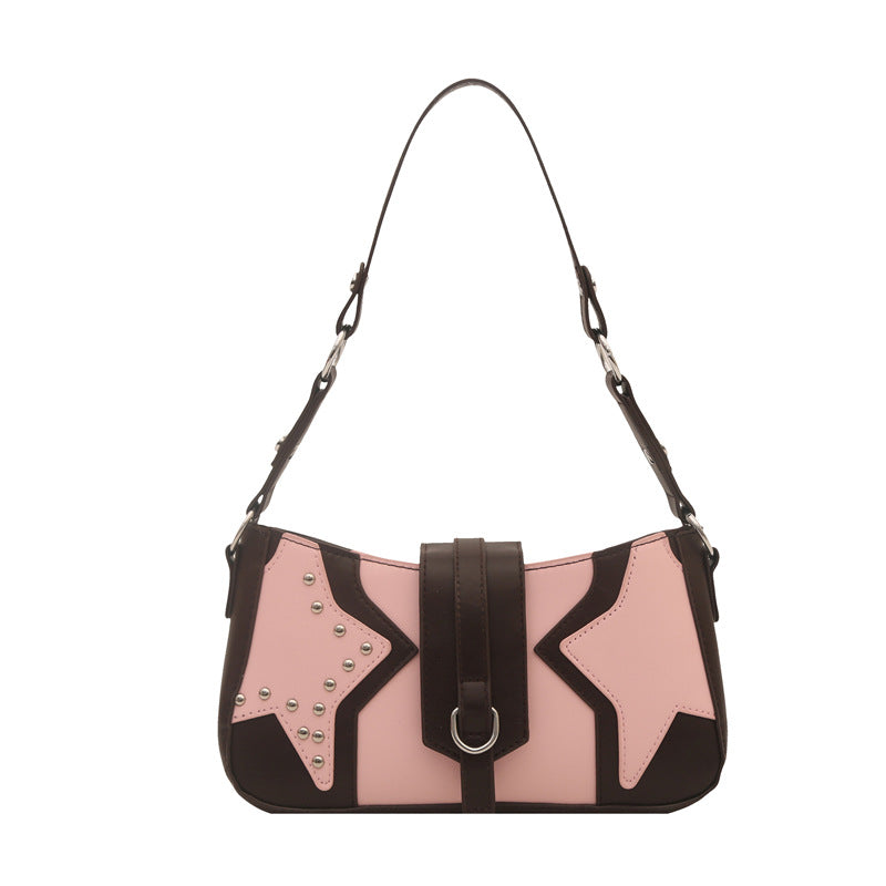Nietenverzierte Handtasche