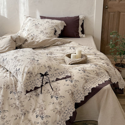 Satin-Bettwäsche-Garnitur mit romantischem Blumenmuster und Spitzenbordüre Brehn