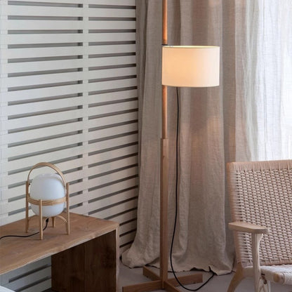 Moderne Stehlampe mit verstellbarem Schirm