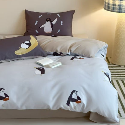 Mehrteiliges Bettbezug- und Kissenbezug-Set aus Baumwoll‑Musselin mit illustrativem Teddybär‑Familienprint