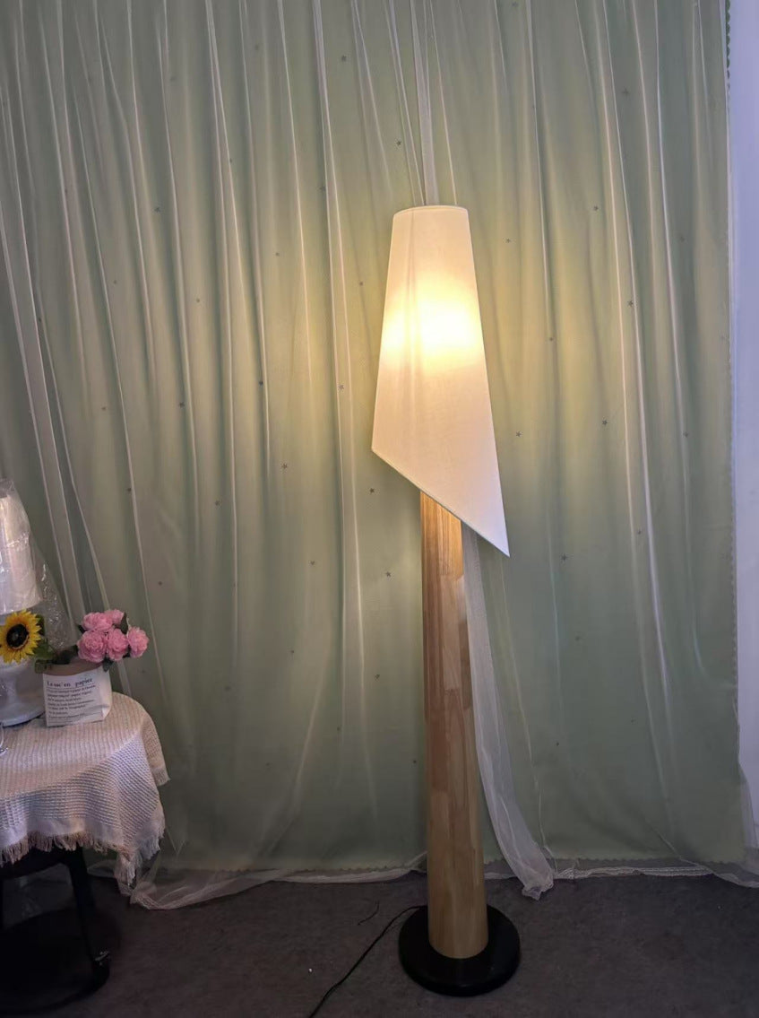 Moderne Minimalistische Stehlampe mit sanft leuchtendem Schirm