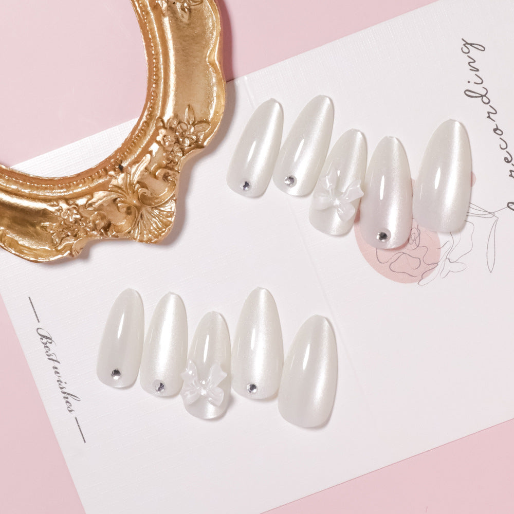 Elegante stilettoförmige Press-On Nägel mit dekorativen Schleifenakzenten Brehn