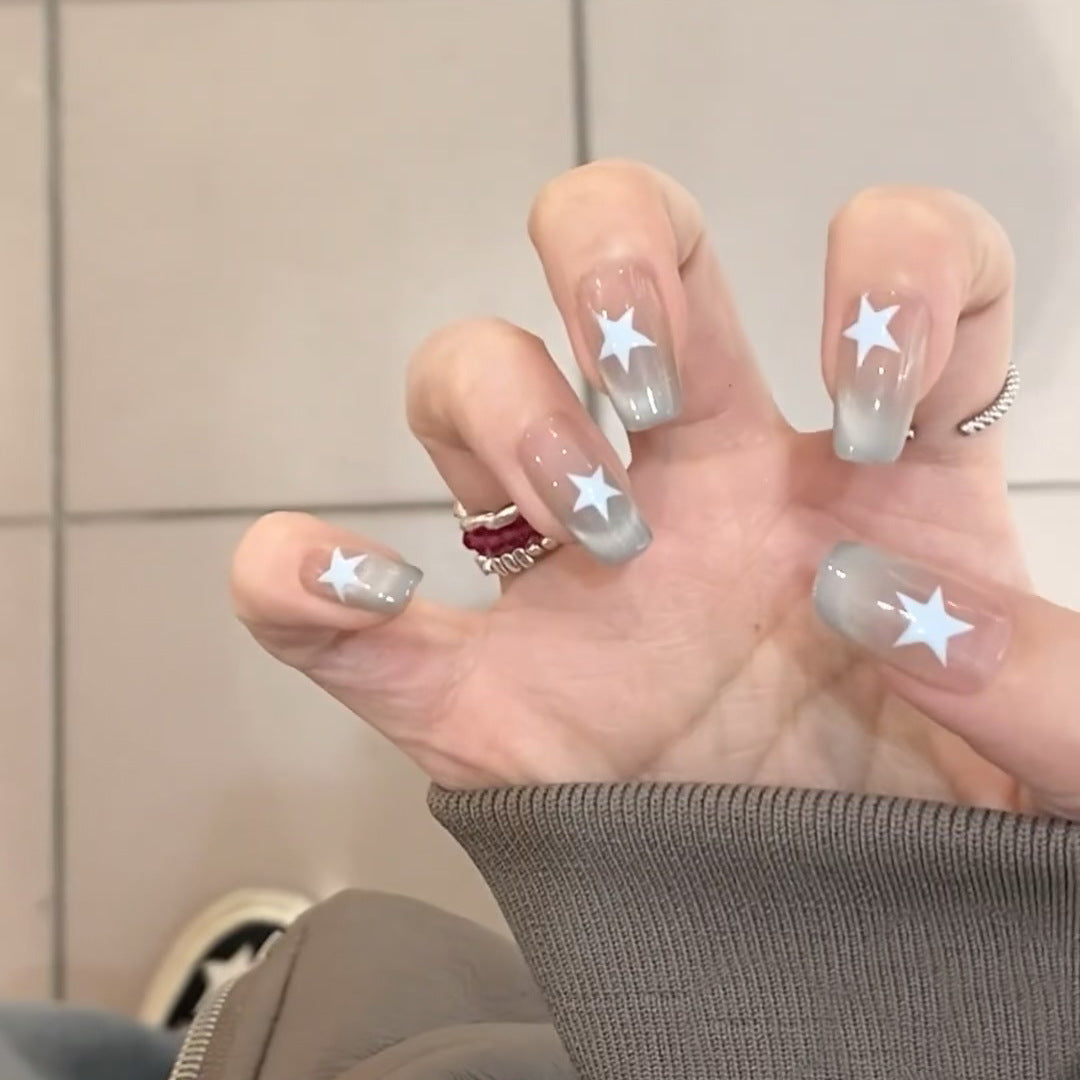 Kunstfingernägel mit Sternmotiv und Ombre-Effekt Brehn