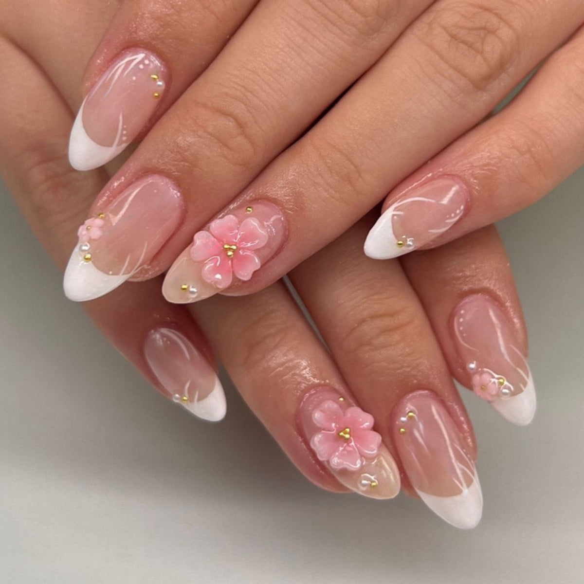 Kunstvolle Nagelkunst mit blütenverzierten Akzenten Brehn