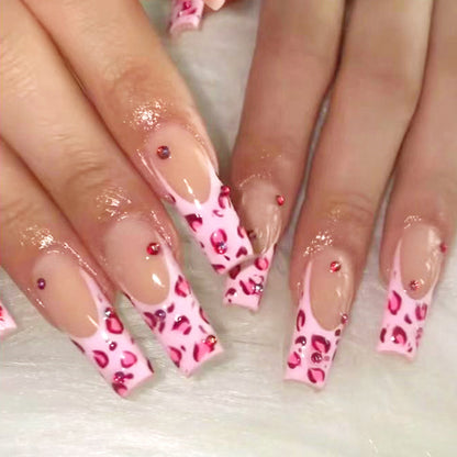 Kunstvolle Nagelkunst mit Leopardenmuster und Glitzerakzenten Brehn
