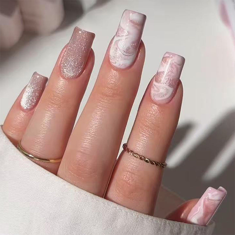 Kunstnagelset mit stilvollem Marmor-Design und Glitzerakzenten Brehn