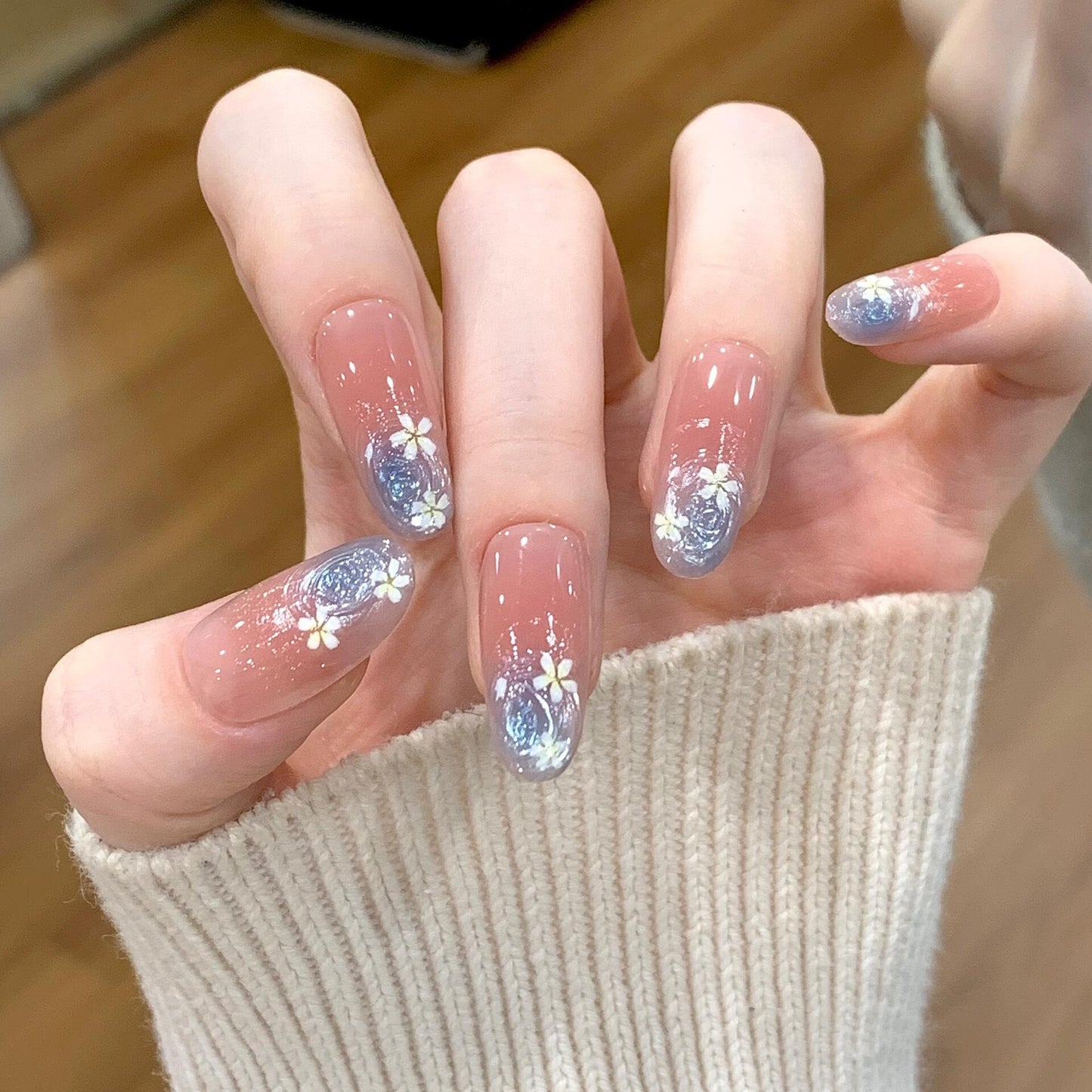 Glamouröse Kunstnägel mit Floralem Design Brehn
