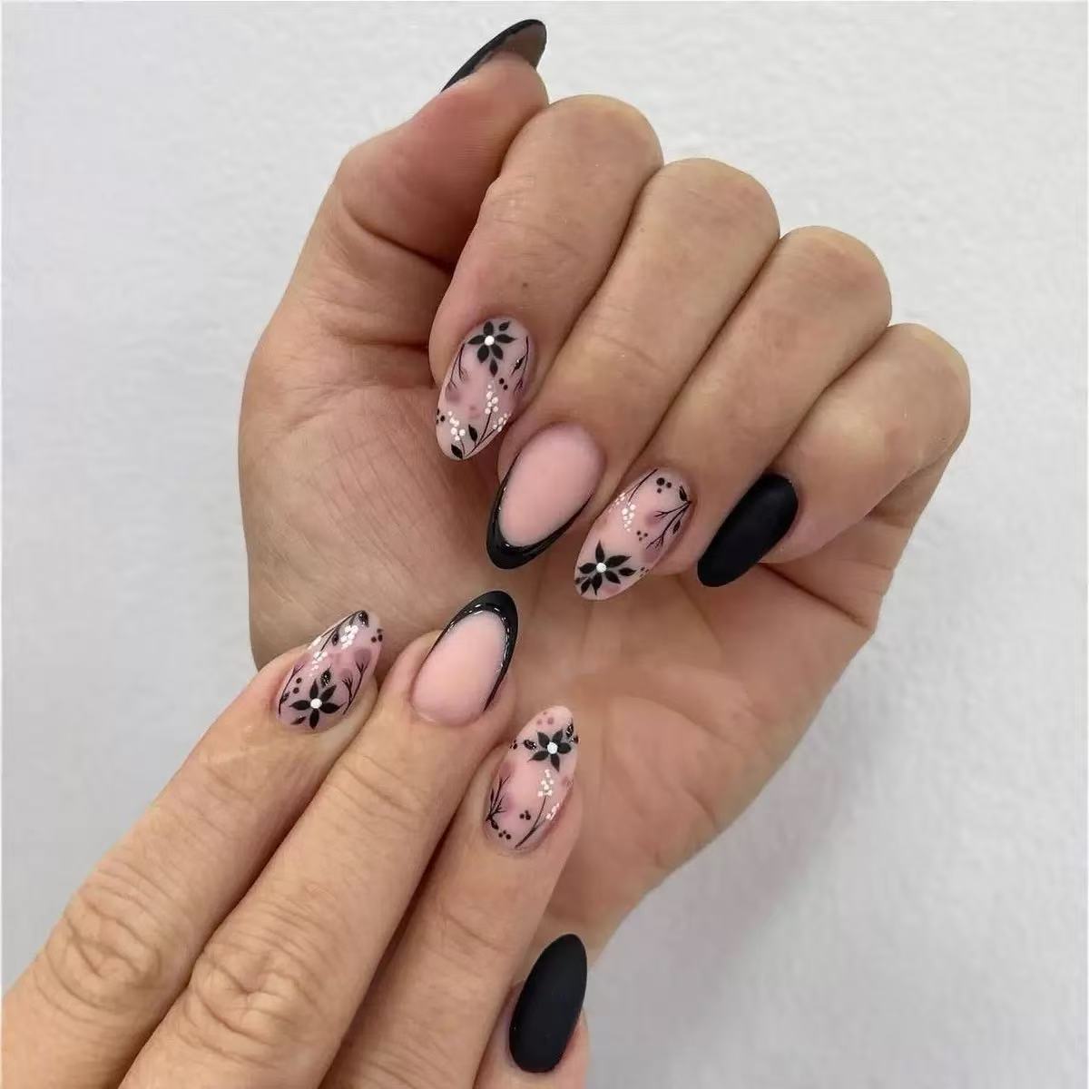 Kunstnagelset mit eleganten floralen Akzenten und stilvollem Glanz Brehn