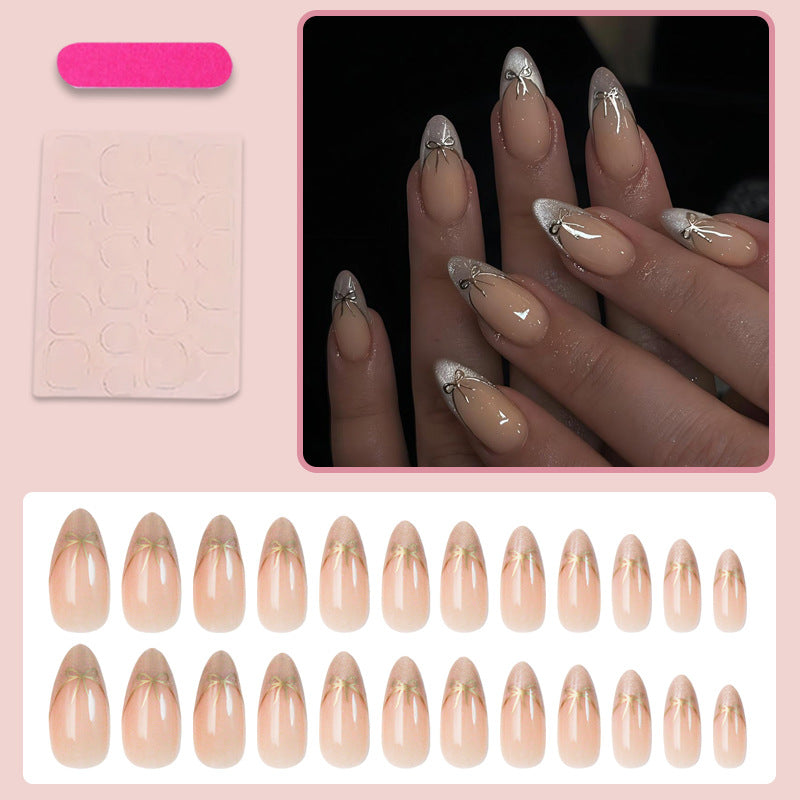 Kunstnagelset mit elegantem Schwarz-Weiß-Spitzen-Design und zarten Schleifenverzierungen Brehn