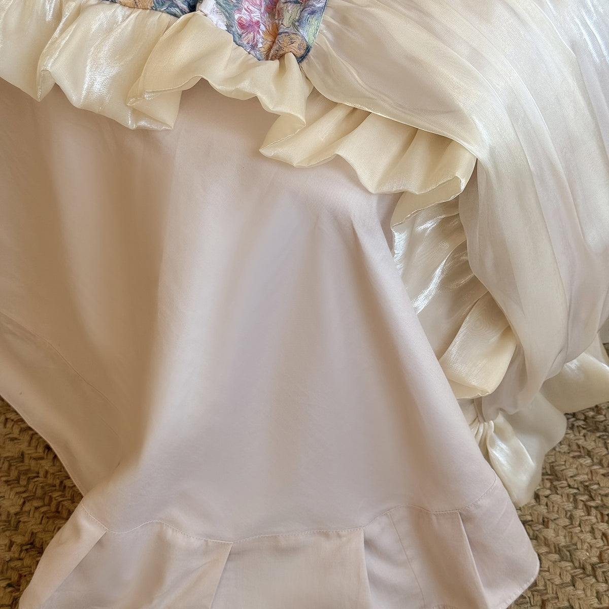 Florales Rüschensatin-Bettbezug-Set mit gep flechteten Bettrock und Kopfkissenbezügen