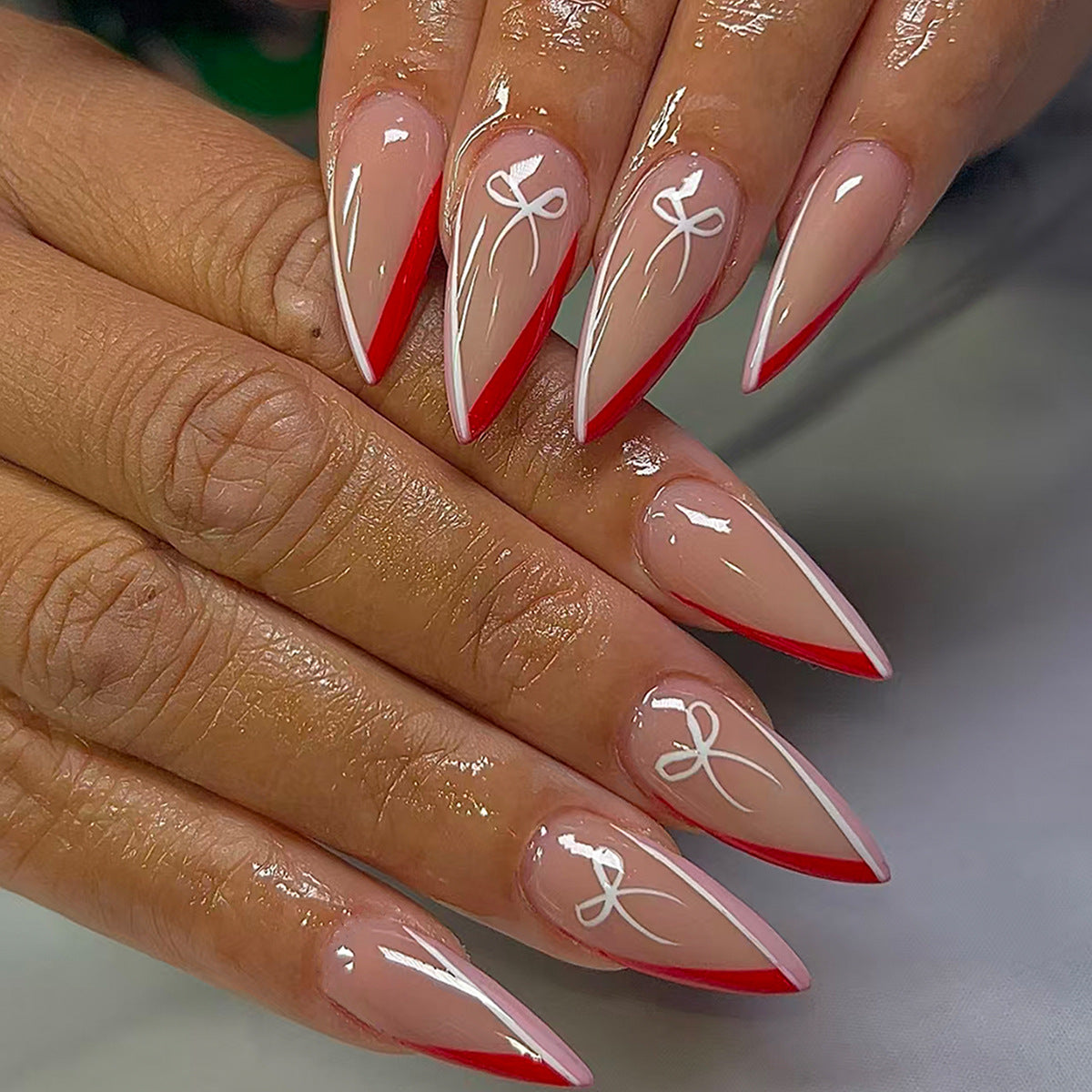 Kunstfingernägel Im Eleganten Stiletto-Design mit Schleifen-Akzenten Brehn