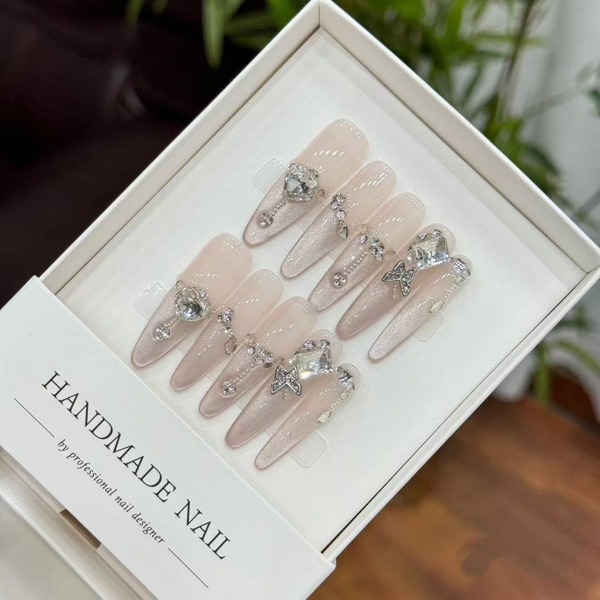 Künstlerisches handgemachtes Press-On-Nagelset mit glamourösen Kristallakzenten